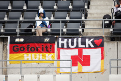 Tifosi sugli spalti con striscioni per Nico Hulkenberg, Sahara Force India F1