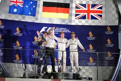 El podio: Daniel Ricciardo, Red Bull Racing, segundo; Nico Rosberg, de Mercedes AMG F1 ganador y Lew