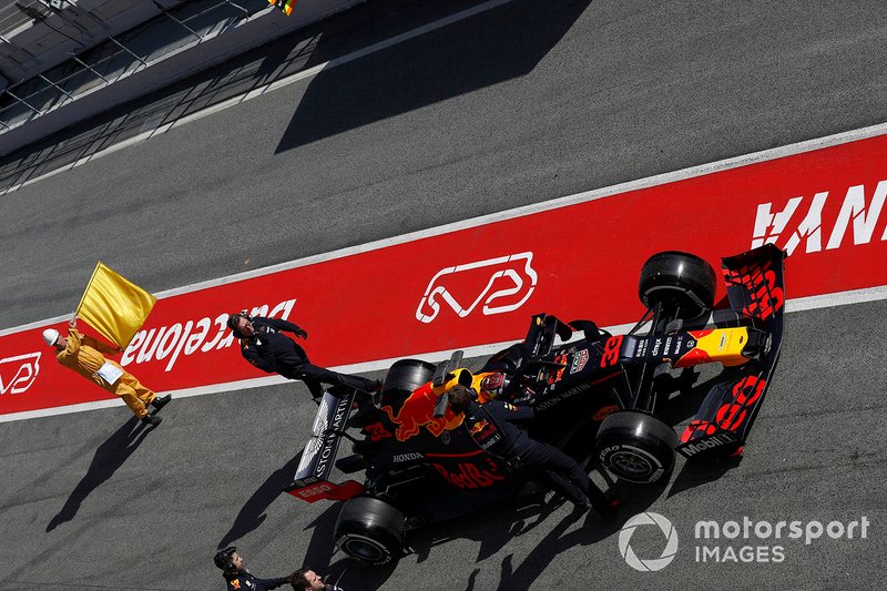 Max Verstappen, Red Bull Racing RB15 s'arrête dans la voie des stands