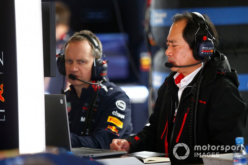 Un membro del team Honda nel garage Red Bull Racing