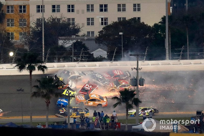 Crash, Paul Menard, Wood Brothers Racing Ford, Matt DiBenedetto, Leavine Family Toyota, Aric Almirola, Stewart-Haas Racing Ford, Ryan Blaney, Team Penske Ford