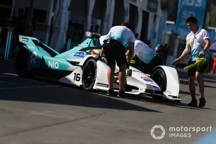 Oliver Turvey, NIO Formula E Team, NIO Sport 004 viene spinto nel garage