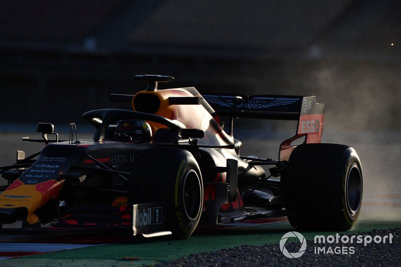 Max Verstappen, Red Bull Racing RB15 runs wide