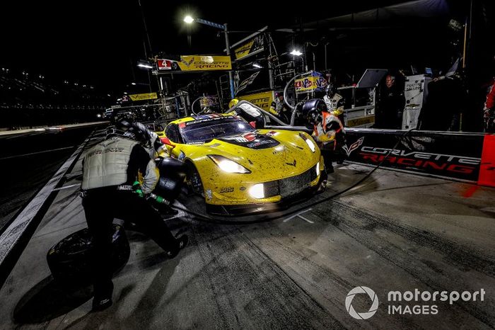 #4 Corvette Racing Corvette C7.R, GTLM: Oliver Gavin, Tommy Milner, Marcel Fassler, pit stop