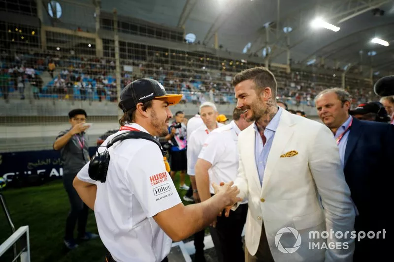 Fernando Alonso con David Beckham en la parrilla
