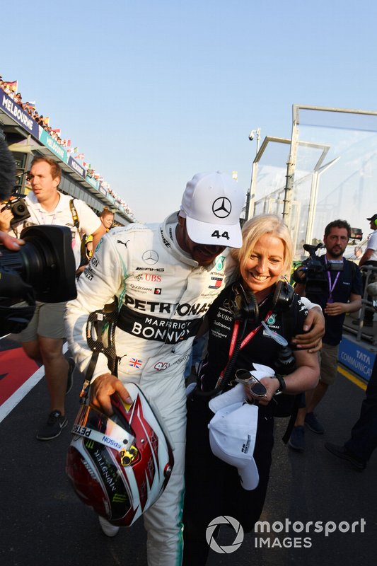 Lewis Hamilton, Mercedes AMG F1, con la sua fisioterapista Angela Cullen