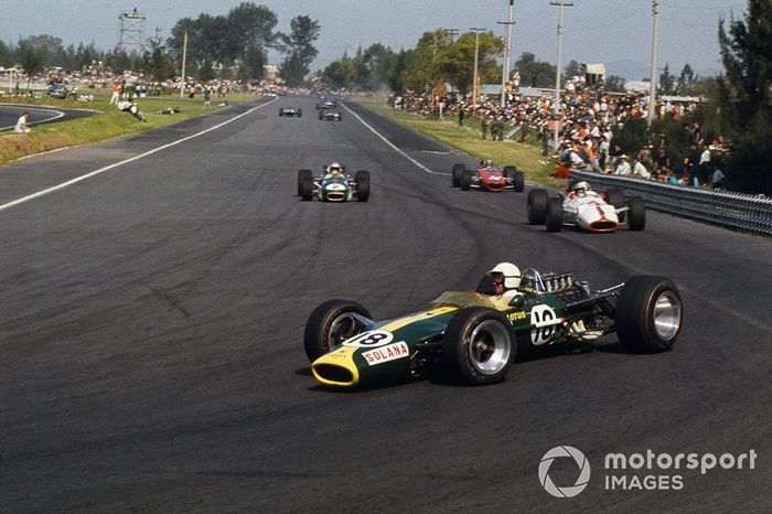 Moises Solana, Lotus 49 Ford, y John Surtees, Honda RA300, Denny Hulme, Brabham BT24 Repco y Bruce McLaren, McLaren M5A BRM