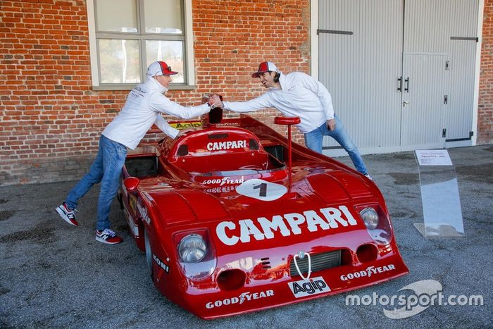 Antonio Giovinazzi, Alfa Romeo Racing y Kimi Raikkonen, Alfa Romeo Racing, se dan la mano al lado de un Alfa Romeo Tipo 33 TT12