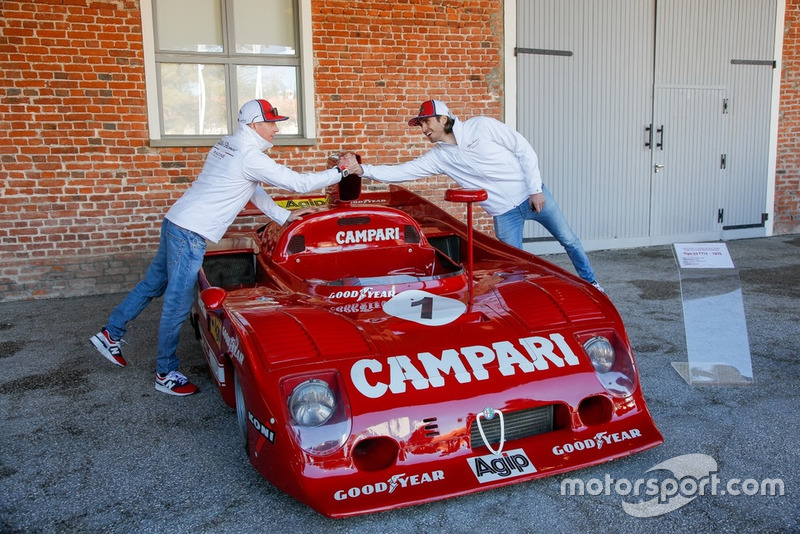 Гонщики Alfa Romeo Racing Антонио Джовинацци и Кими Райкконен, автомобиль Alfa Romeo Tipo 33 TT12