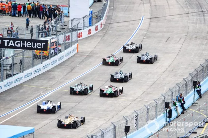 Arrancada Sébastien Buemi, Nissan e.Dams, Nissan IMO1, Stoffel Vandoorne, HWA Racelab, VFE-05, Lucas Di Grassi, Audi Sport ABT Schaeffler, Audi e-tron FE05, Gary Paffett, HWA Racelab, VFE-05, Daniel Abt, Audi Sport ABT Schaeffler, Audi e-tron FE05, Alex Lynn, Panasonic Jaguar Racing, Jaguar I-Type 3, Antonio Felix da Costa, BMW I Andretti Motorsports, BMW iFE.18, Jean-Eric Vergne, DS TECHEETAH, DS E-Tense FE19 