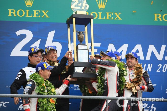 Los ganadores, #8 Toyota Gazoo Racing Toyota TS050: Sébastien Buemi, Kazuki Nakajima, Fernando Alonso, segundos #7 Toyota Gazoo Racing Toyota TS050: Mike Conway, Kamui Kobayashi, Jose Maria Lopez