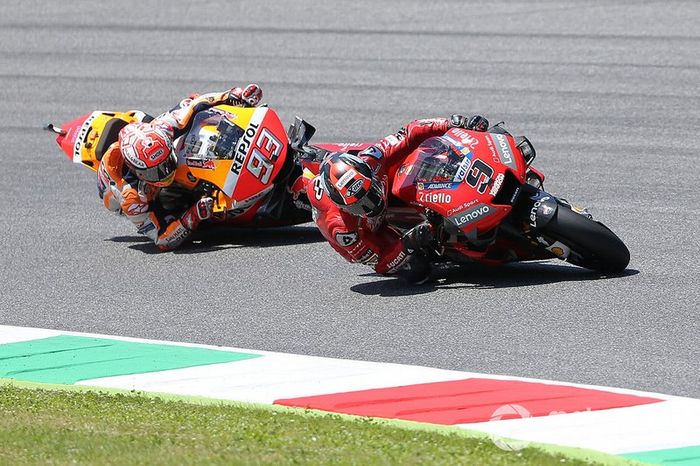 Petrucci hace una última vuelta perfecta, con velocidad y tapando todos los huecos a Márquez, que no puede con el italiano