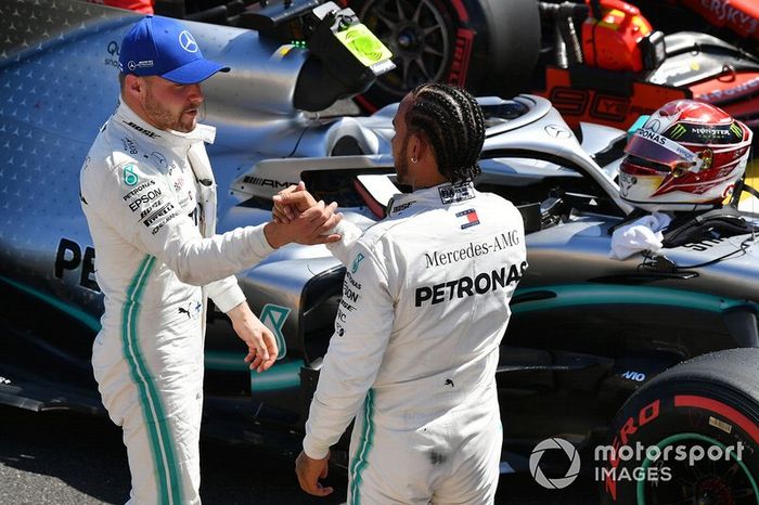Valtteri Bottas, Mercedes AMG F1, felicita a Lewis Hamilton, Mercedes AMG F1, por asegurar la pole
