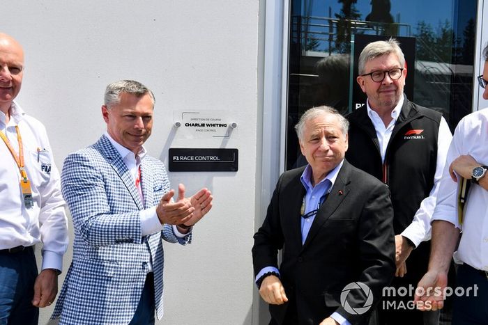 Francois Dumontier, Presidente y Director General del Gran Premio de Canadá, Jean Todt, Presidente de la FIA, y Ross Brawn, Director General de Motorsports, FOM, revelan una placa que dedica un nuevo edificio de Race Control al fallecido Charlie Whiting, ex Director de Carrera de la FIA