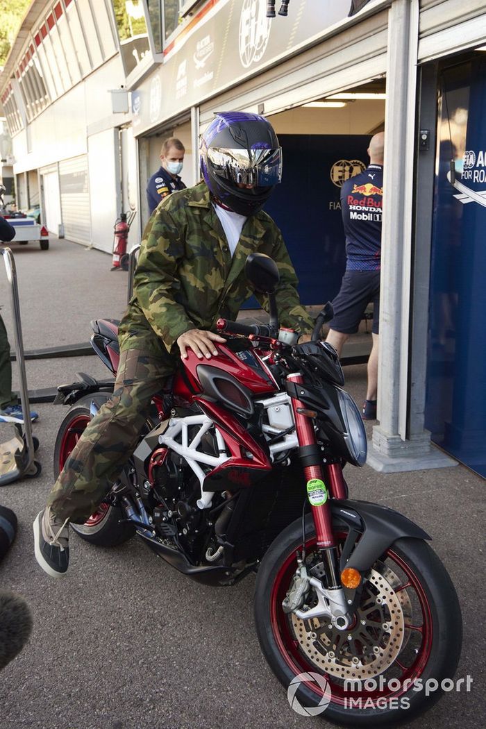 Lewis Hamilton, Mercedes en moto