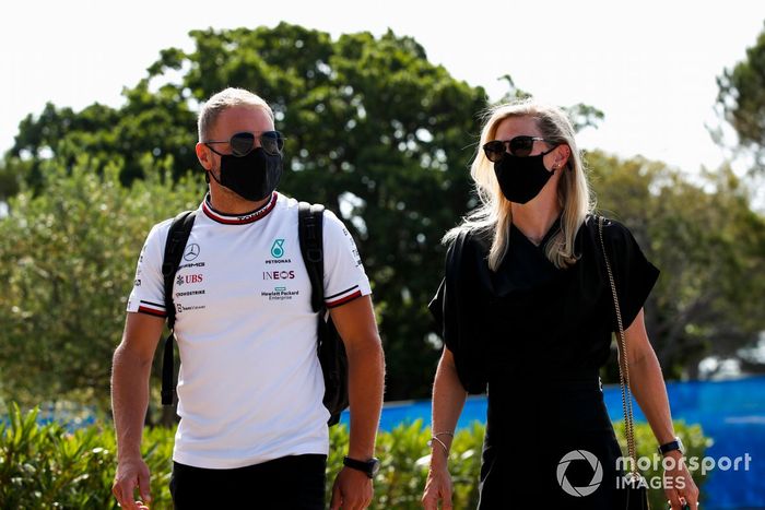 Valtteri Bottas, Mercedes y Tiffany Cromwell 