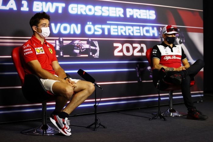 Charles Leclerc, Ferrari Kimi Raikkonen, Alfa Romeo Racing durante la conferencia de prensa