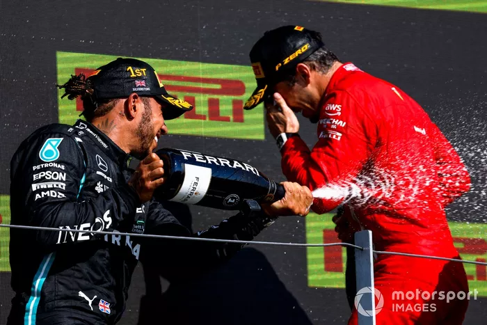 Podio: segundo lugar Charles Leclerc, Ferrari, ganador Lewis Hamilton, Mercedes