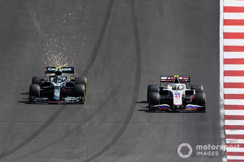 Mick Schumacher, Haas VF-21, Sebastian Vettel, Aston Martin AMR21