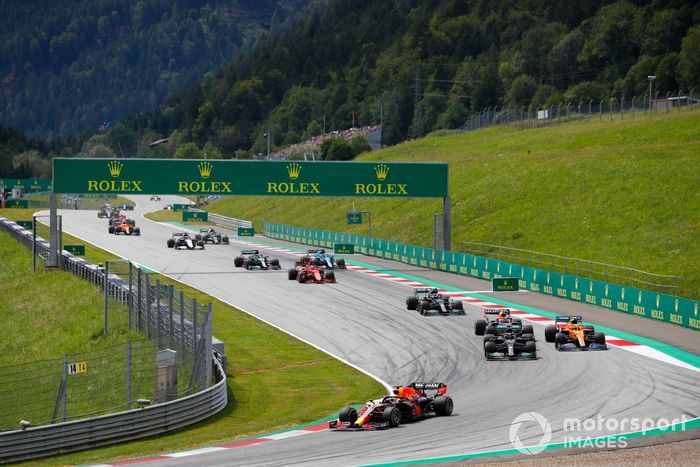 Max Verstappen, Red Bull Racing RB16B, Lewis Hamilton, Mercedes W12, Lando Norris, McLaren MCL35M, Sergio Pérez, Red Bull Racing RB16B, Valtteri Bottas, Mercedes W12, y el resto del pelotón en la salida