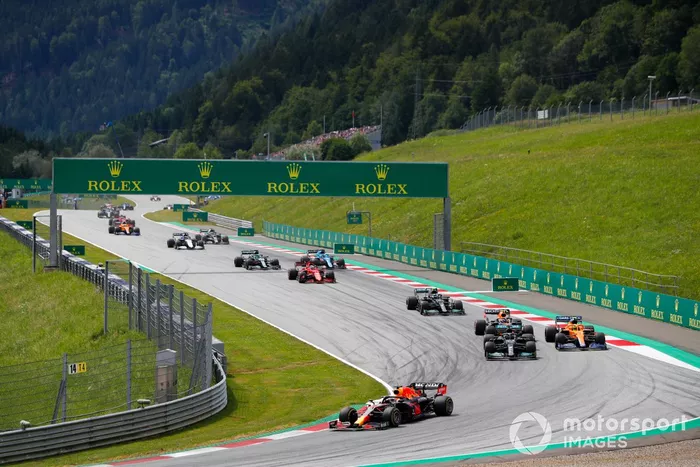 Max Verstappen, Red Bull Racing RB16B, Lewis Hamilton, Mercedes W12, Lando Norris, McLaren MCL35M, Sergio Pérez, Red Bull Racing RB16B, Valtteri Bottas, Mercedes W12, y el resto del pelotón en la salida
