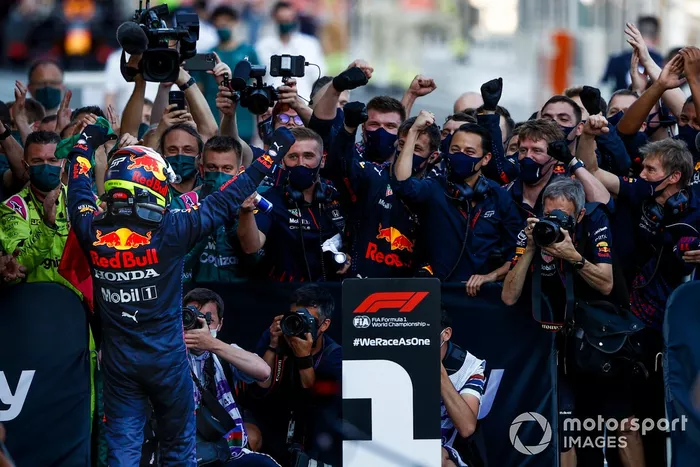 Ganador Sergio Pérez, Red Bull Racing, celebra en Parc Ferme con el equipo