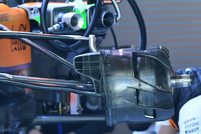 Detalle del conducto de freno delantero del McLaren MCL35M