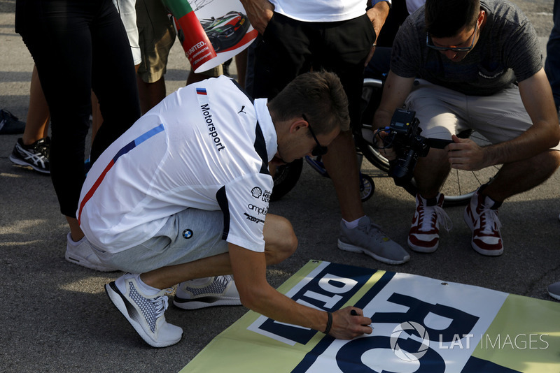 Marco Wittmann, BMW Team RMG firma un letrero para  Robert Wickens.