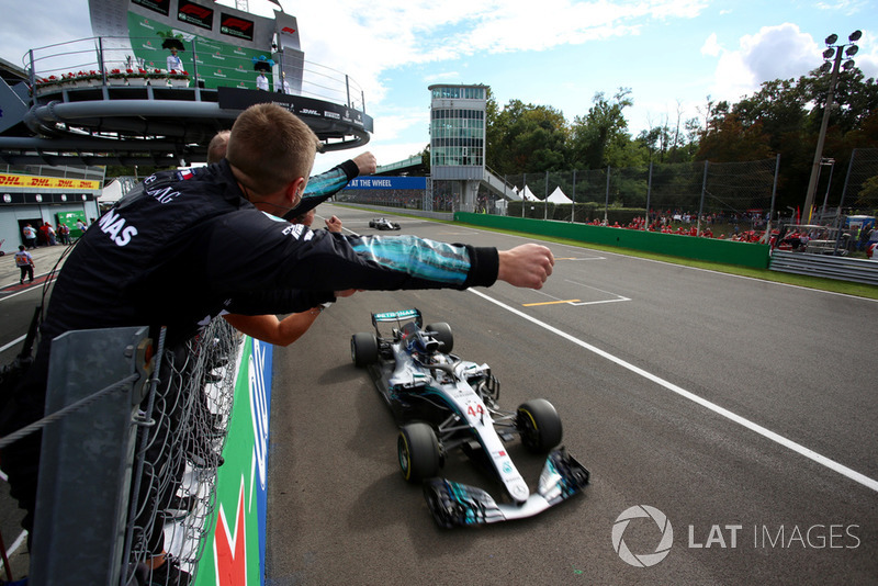 Hamilton ve Mercedes galibiyeti kutluyor