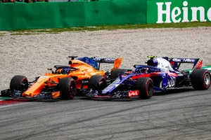 Fernando Alonso, McLaren MCL33, et Pierre Gasly, Toro Rosso STR13, roue dans roue