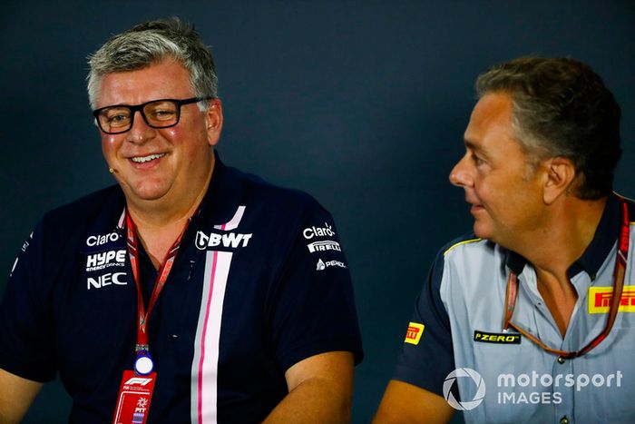 Otmar Szafnauer, Racing Point Force India Team Principal, y Mario Isola, Pirelli Motorsport