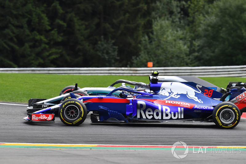 Brendon Hartley, Scuderia Toro Rosso STR13 i Valtteri Bottas, Mercedes AMG F1 W09