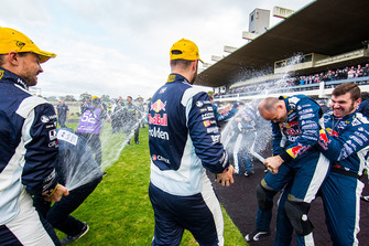 Yarış galibi amie Whincup, Paul Dumbrell, Triple Eight Race Engineering Holden