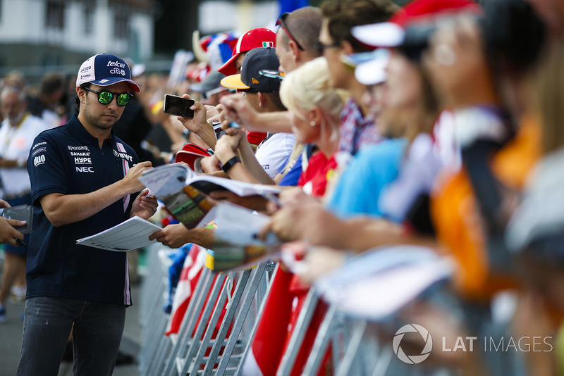 Sergio Perez, Force India, firma autógrafos para fanáticos