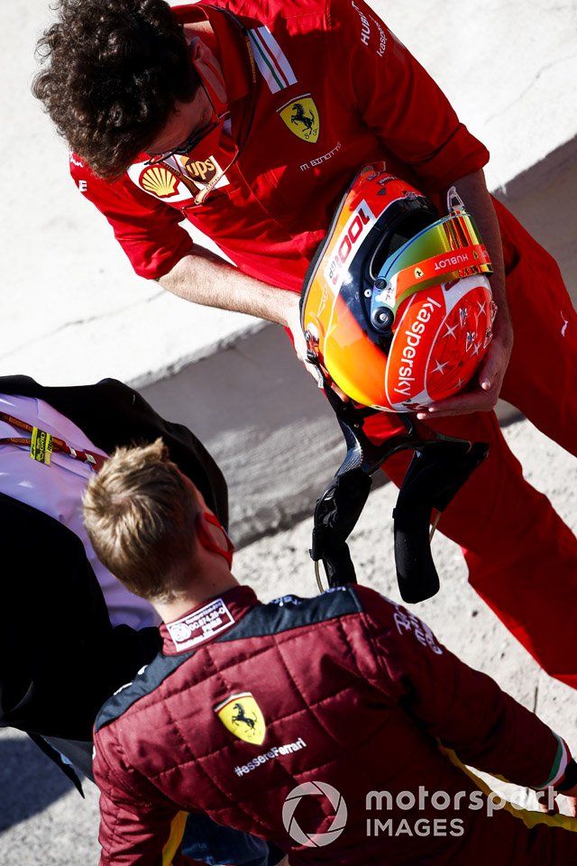 Mattia Binotto, director de la escudería Ferrari, le regala a Mick Schumacher un casco especial basado en el diseño del casco de su padre, antes de conducir el Ferrari F2004, con el que ganó el campeonato