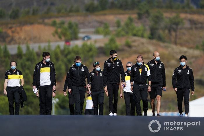 Esteban Ocon, Renault F1, camina por la pista con Guanyu Zhou, piloto de la Renault Sport Academy