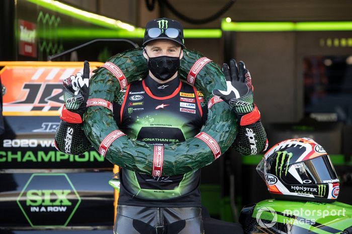 Jonathan Rea, del equipo Kawasaki Racing Team celebra su sexto Campeonato Mundial