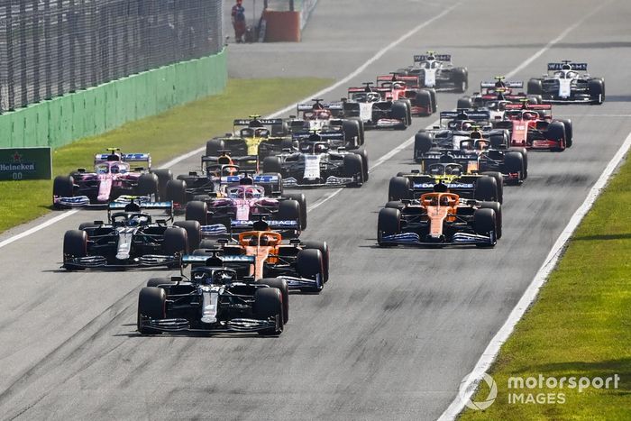 Lewis Hamilton, Mercedes F1 W11 Carlos Sainz Jr., McLaren MCL35, Valtteri Bottas, Mercedes F1 W11, Lando Norris, McLaren MCL35 al inicio