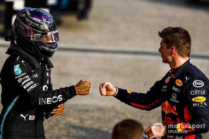 Lewis Hamilton, Mercedes-AMG F1 y Max Verstappen, Red Bull Racing celebr en Parc Ferme 
