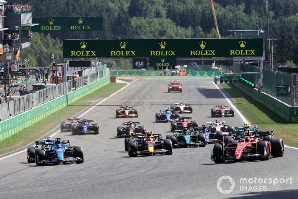 Carlos Sainz, Ferrari F1-75, Fernando Alonso, Alpine A522, Lewis Hamilton, Mercedes W13, Sergio Perez, Red Bull Racing RB18, George Russell, Mercedes W13, the rest of the field at the start