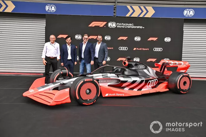 Stefano Domenicali, CEO de la Fórmula 1, Mohammed bin Sulayem, Presidente de la FIA, y el concept de Audi Sport F1