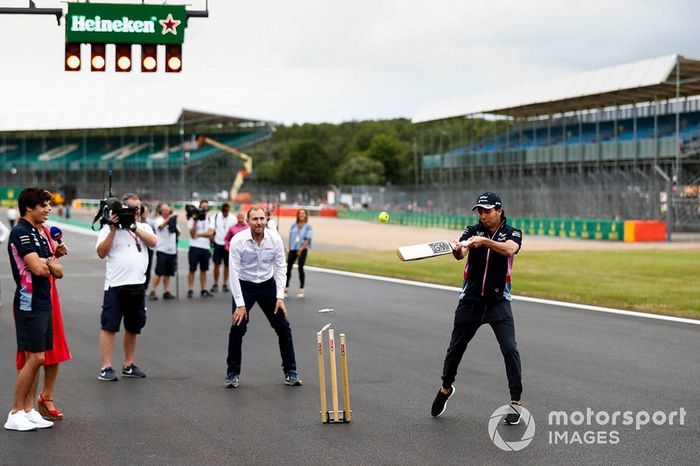 Lance Stroll, Racing Point y Sergio Perez, Racing Point, jugando a cricket 