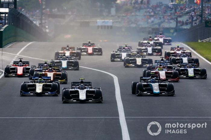 Nyck De Vries, ART Grand Prix precede Nicholas Latifi, Dams, Luca Ghiotto, UNI Virtuosi Racing e Mick Schumacher, Prema Racing all'inizio della gara