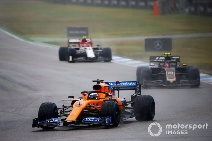 Carlos Sainz Jr., McLaren MCL34, lidera Kevin Magnussen, Haas F1 Team VF-19, y Antonio Giovinazzi, Alfa Romeo Racing C38
