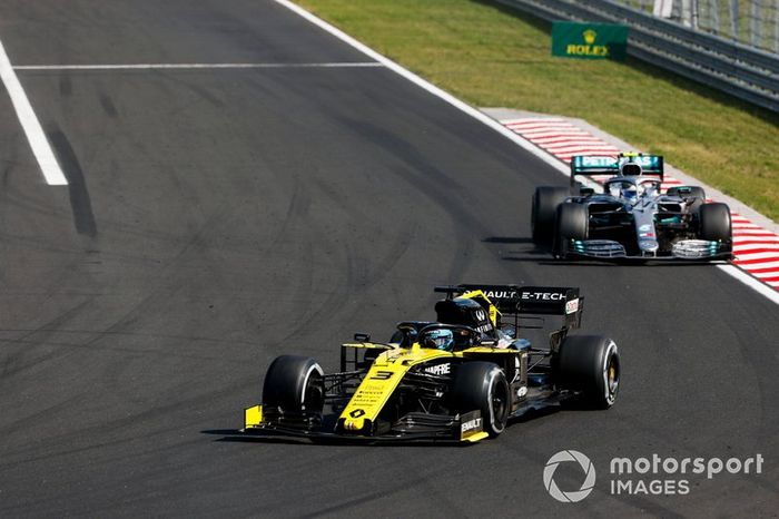 Daniel Ricciardo, Renault F1 Team R.S.19, Valtteri Bottas, Mercedes AMG W10