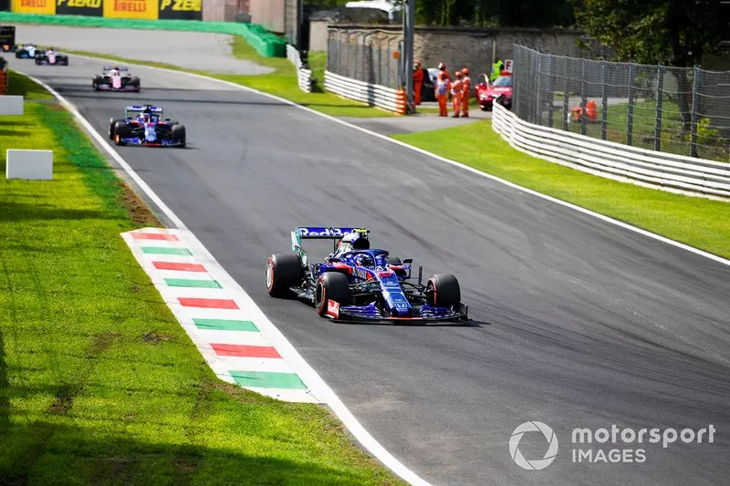 Pierre Gasly, Toro Rosso STR14, precede Daniil Kvyat, Toro Rosso STR14