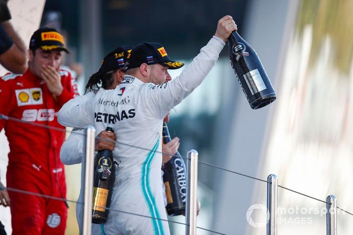 Podio: ganador de la carrera Lewis Hamilton, Mercedes AMG F1 W10, segundo lugar Valtteri Bottas, Mercedes AMG F1, y el tercer lugar Charles Leclerc, Ferrari
