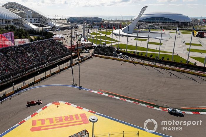 El coche de seguridad lleva a Charles Leclerc, Ferrari SF90 y Sebastian Vettel, Ferrari SF9.0 
