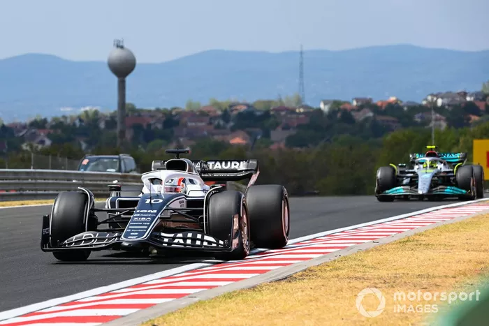 Pierre Gasly, AlphaTauri AT03, Lewis Hamilton, Mercedes W13