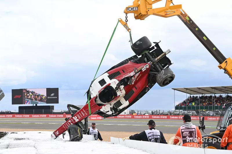 Marshals remove the damaged car of Zhou Guanyu, Alfa Romeo C42